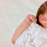 新生児にも毛が生えているのは何故？毛包の発生について