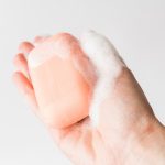 髪を洗うなら石けんでもいい？シャンプーの意味と目的